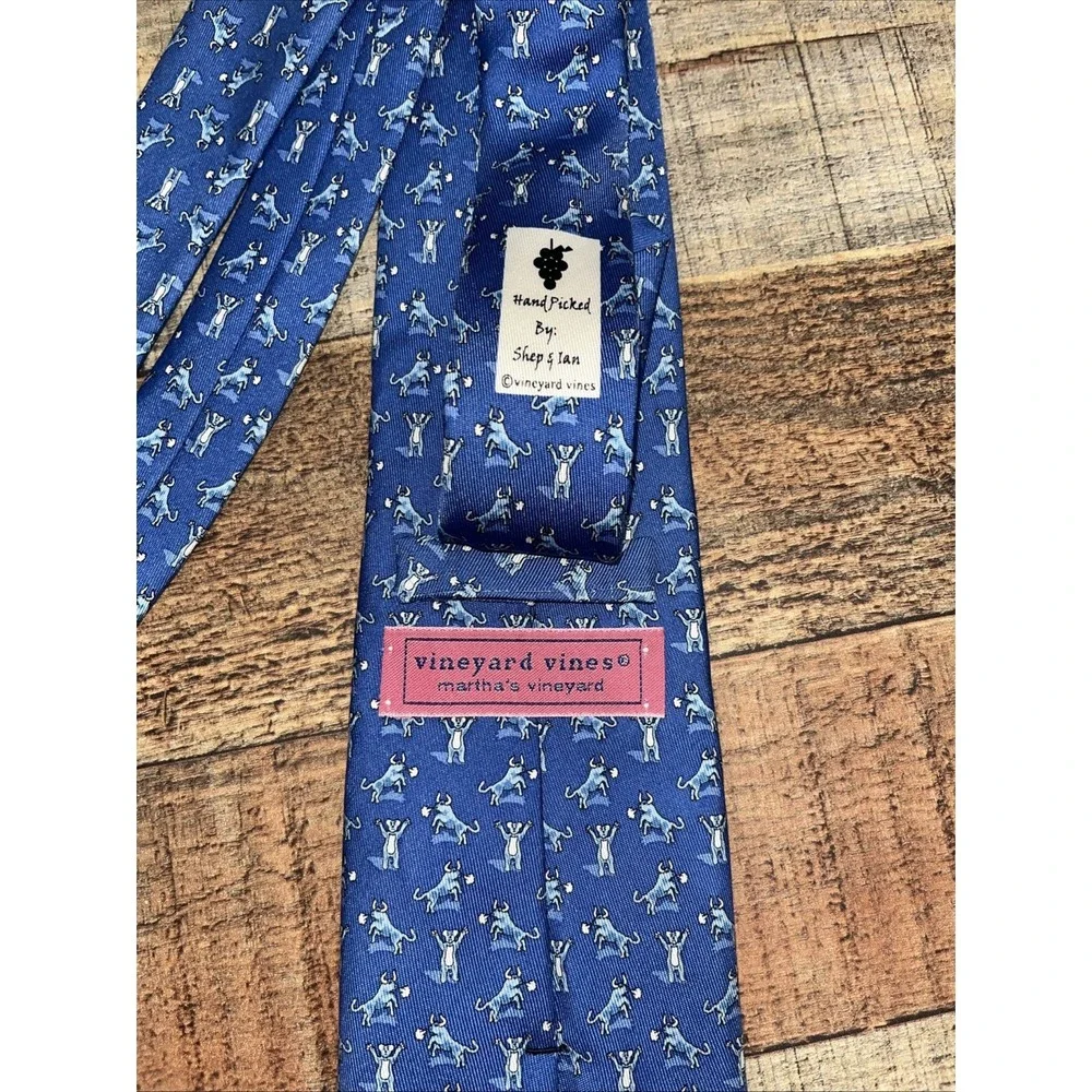 Vineyard Vines Blue Bull‎ Bear Motif Men's Silk Hand Made USA Necktie